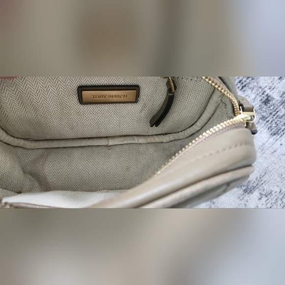 Tory Burch $368 Kira Chevron Camera Leather Crossbody Bag Taupe Gold Chain/Logo - Picture 4 of 4